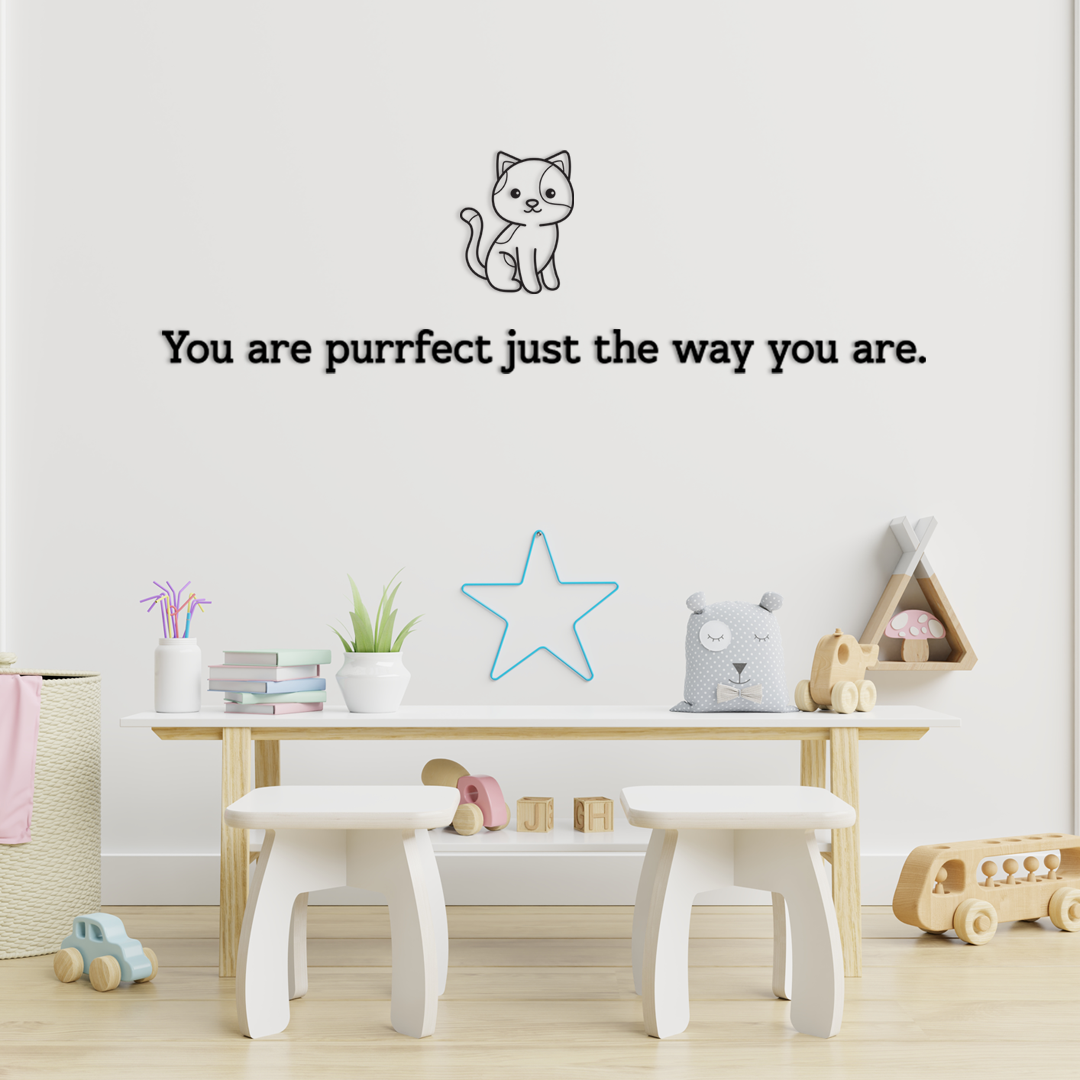 Children's room with a table, stools, and wall decal with a cat and text. Acrylic glas dekor - Vibewall