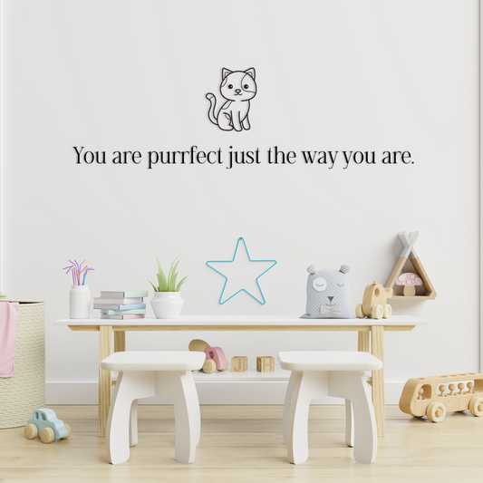 Children's room with a table, chairs, and wall decal with a cat illustration and text. - Acrylic glas dekor - Vibewall