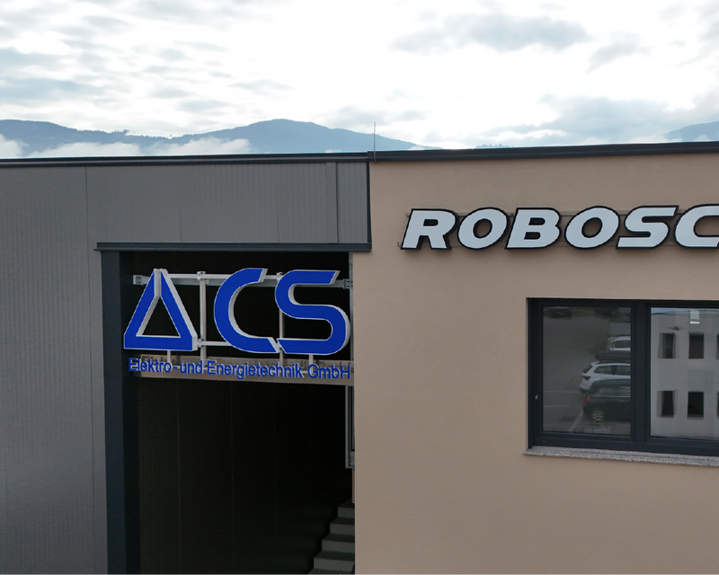 Building exterior with 'ROBOSCHAF' and 'CS' logo signs.