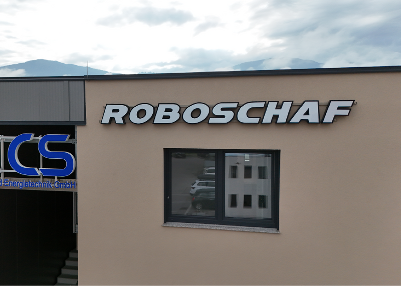 Building exterior with 'ROBOSCHAF' logo.