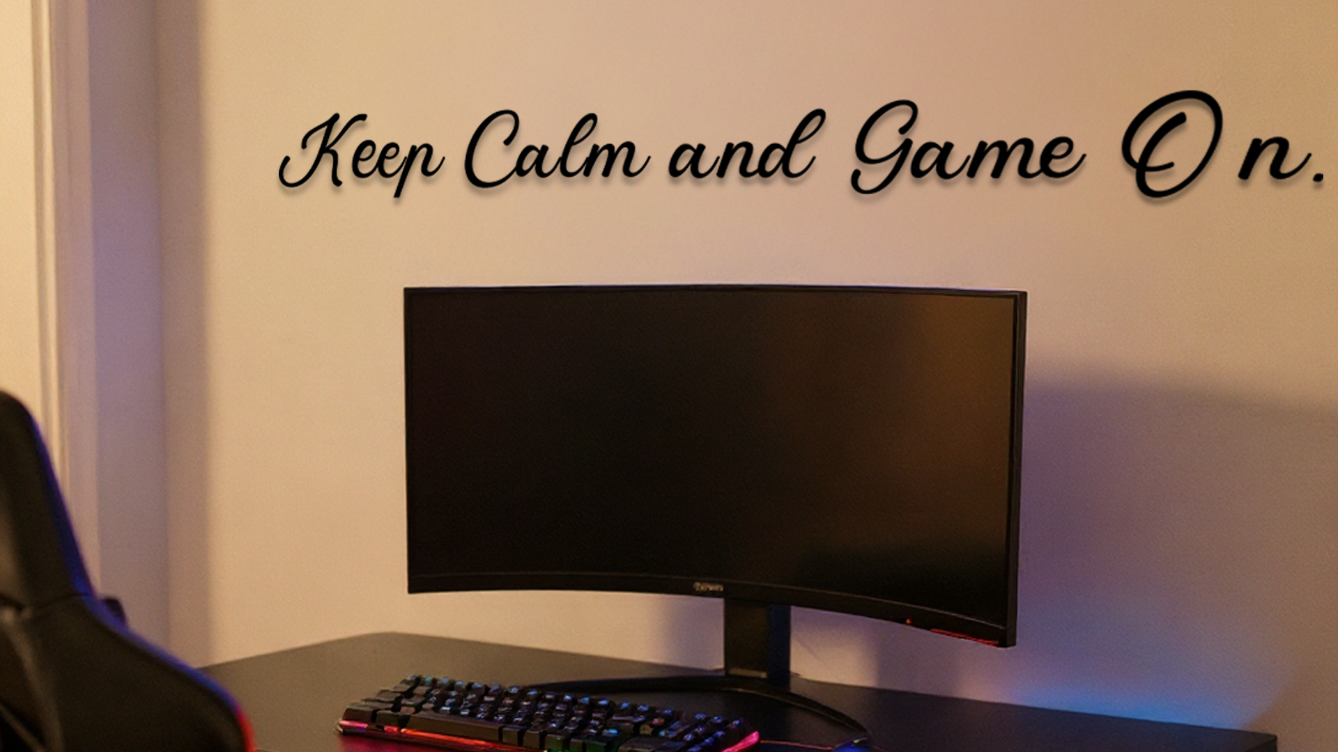 Gaming setup with a monitor, keyboard, and chair, featuring the motivational quote 'Keep Calm and Game On.' on the wall. Acrylic glas dekor - Vibewall