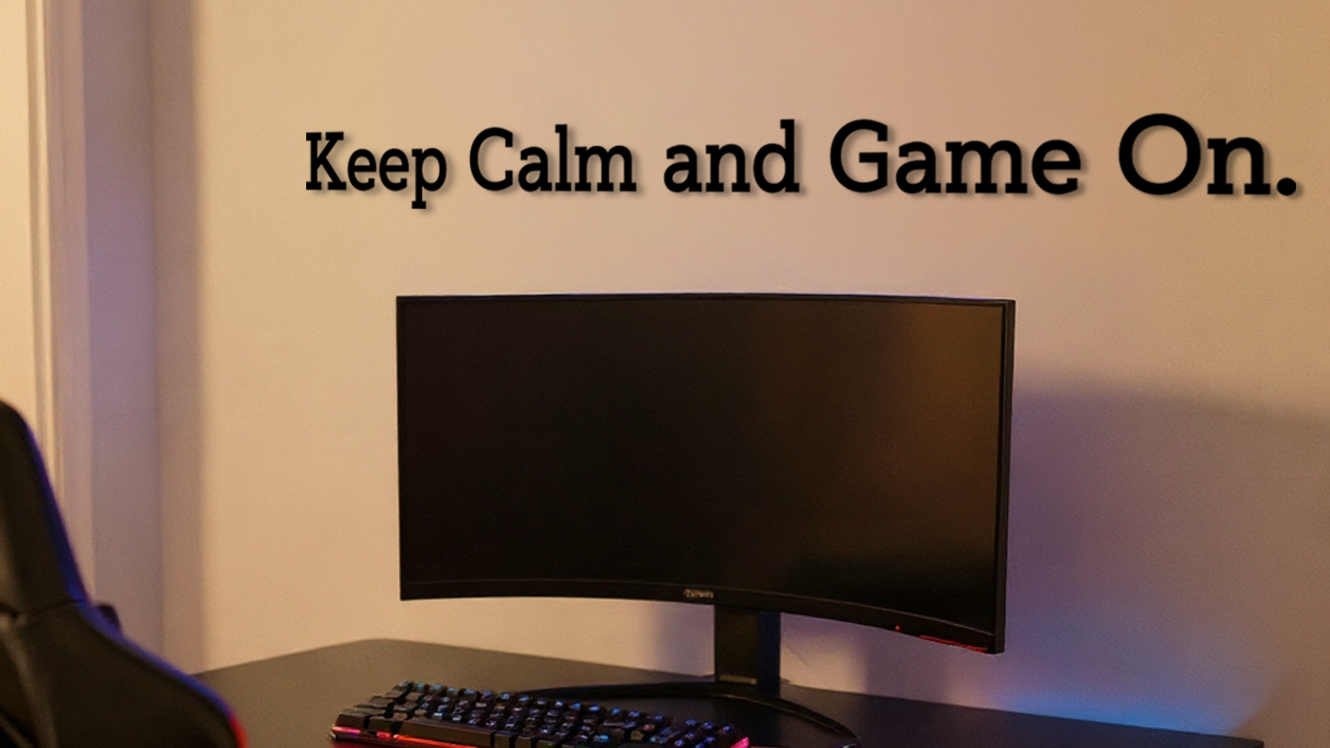 Gaming setup with a monitor and keyboard on a desk, featuring the motivational quote 'Keep Calm and Game On.' on the wall. Acrylic glas dekor - Vibewall
