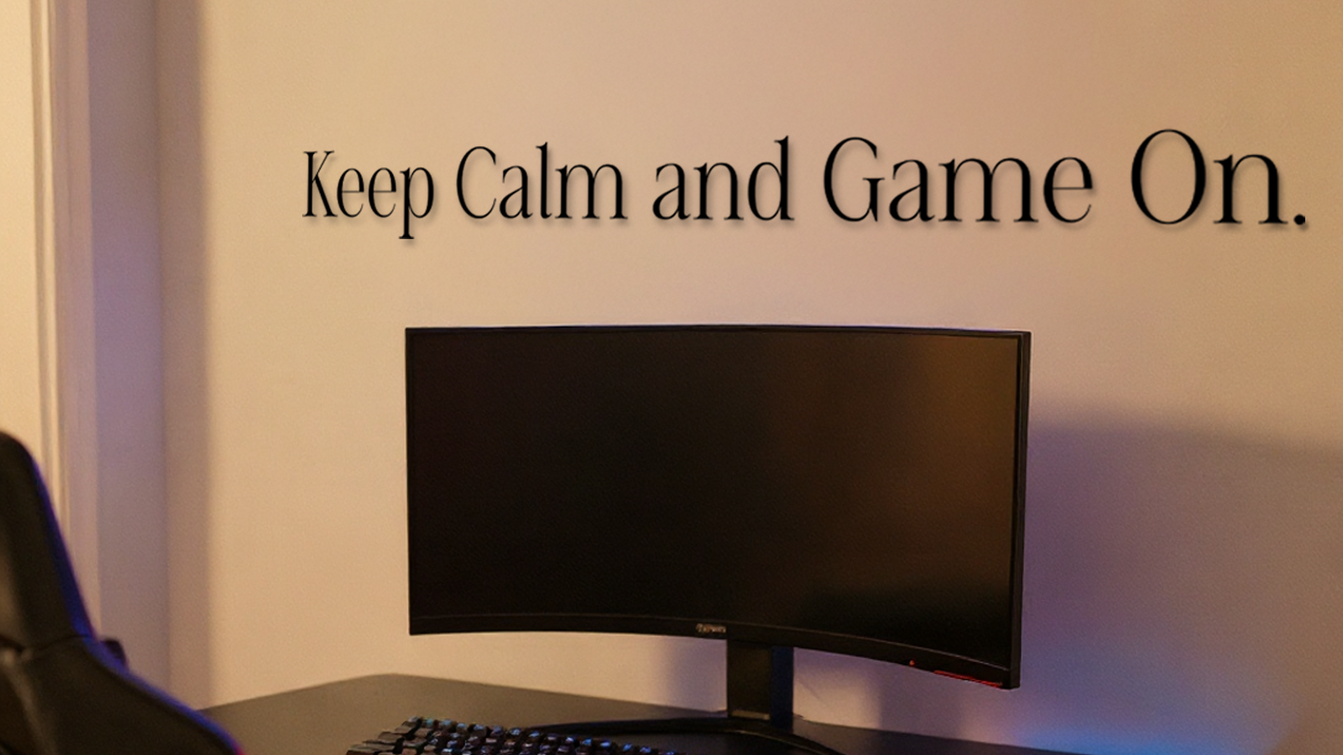 Gaming setup with a monitor and keyboard on a desk, featuring the text 'Keep Calm and Game On.' on the wall. Acrylic glas dekor - Vibewall