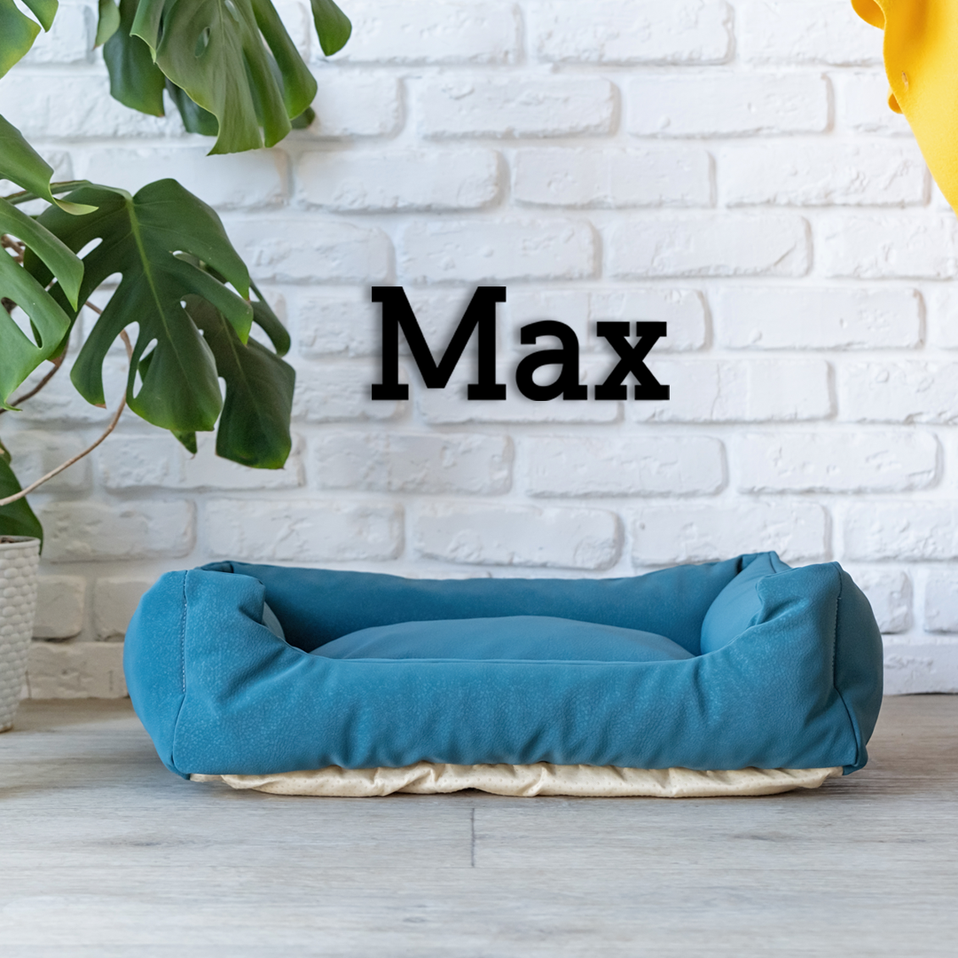 This wall decor features the name “Max” in a clean, elegant design that adds a personalized touch to any space. Acrylic glass decor - Vibewall