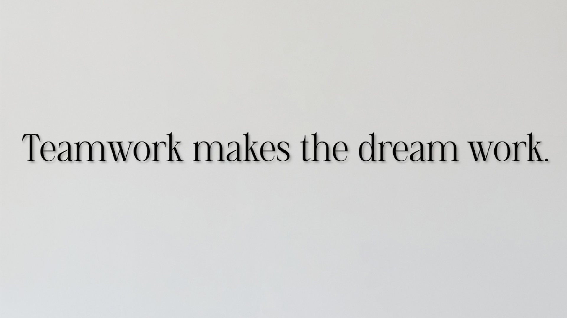 Motivational quote 'Teamwork makes the dream work' on a light gray background - Acrylic wall decor - Vibewall